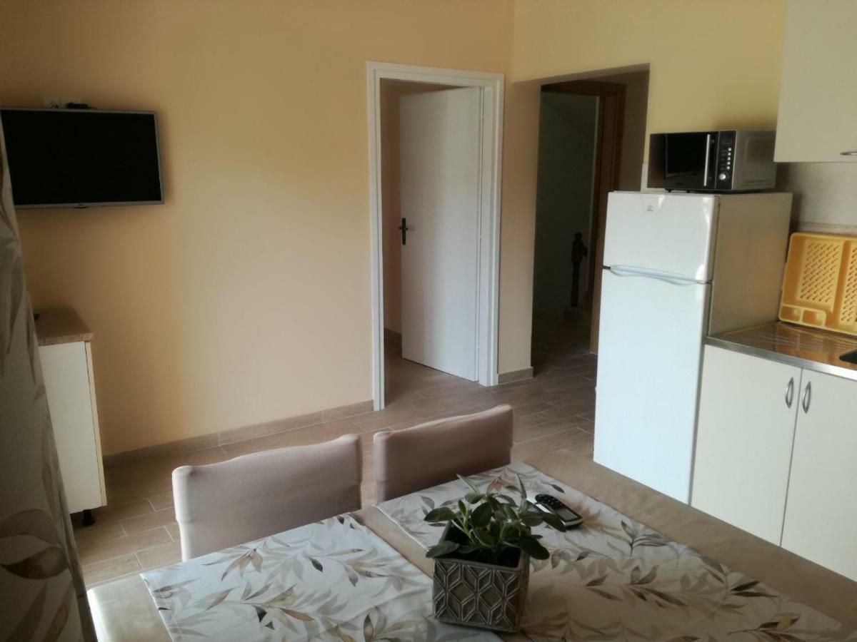 Feel Good Apartment Mundanije Exterior photo